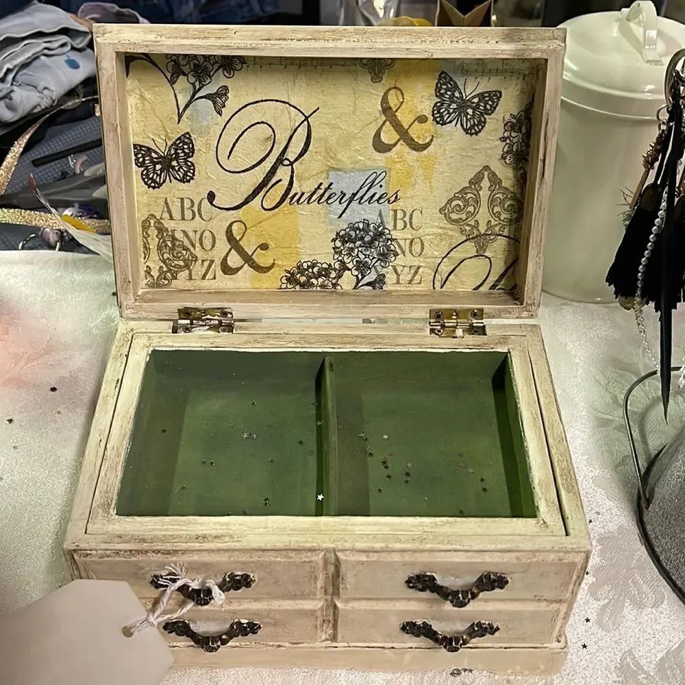 AntiquedβCreamβ
ButterflyβMusicalΒ Box